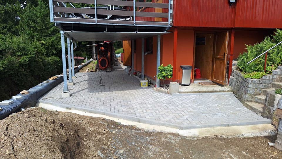 Stavba zpevněných ploch a komunikací